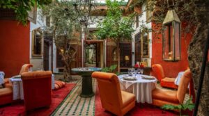 Magnifique riad, 3 patios, spa, piscine chauffée en terrasse, licence d’alcool, accès voiture