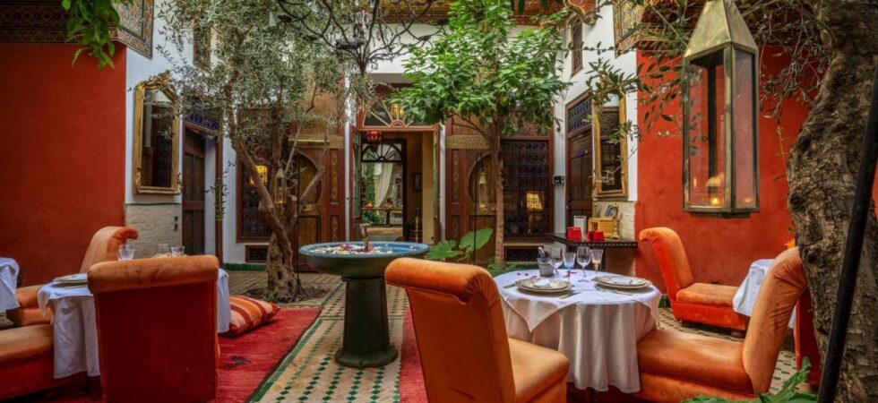 Magnifique riad, 3 patios, spa, piscine chauffée en terrasse, licence d’alcool, accès voiture